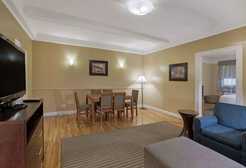 هتل Best Western Plus Hospitality House Suites