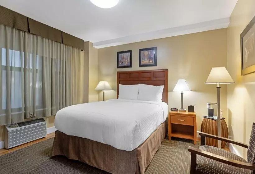 هتل Best Western Plus Hospitality House Suites