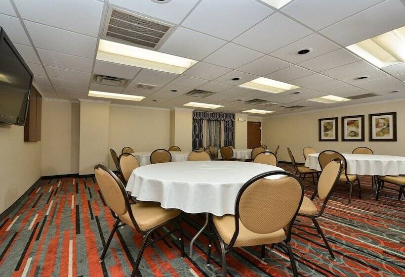 Отель Holiday Inn Express Boston Milford, An Ihg