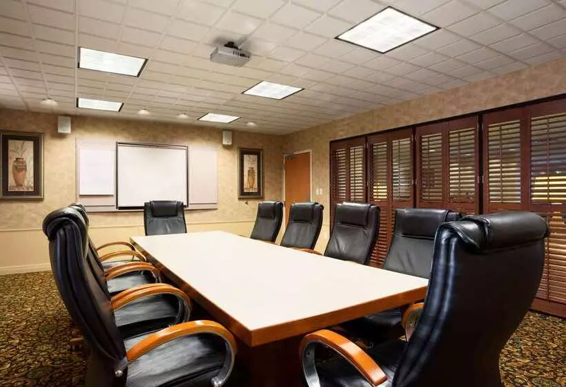 Отель Wingate By Wyndham Louisville East