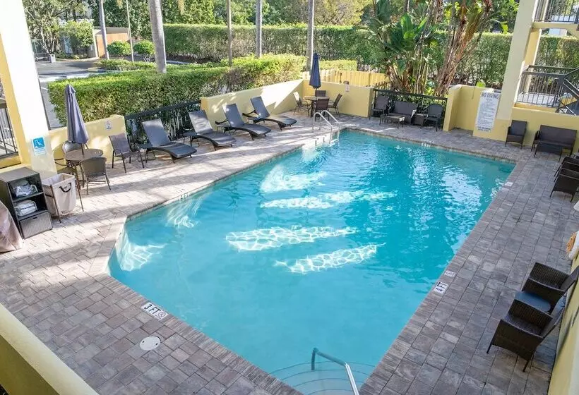 هتل Quality Inn Palm Beach International Airport