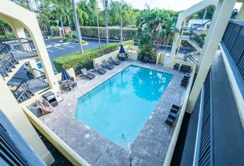 هتل Quality Inn Palm Beach International Airport