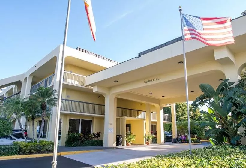 هتل Quality Inn Palm Beach International Airport