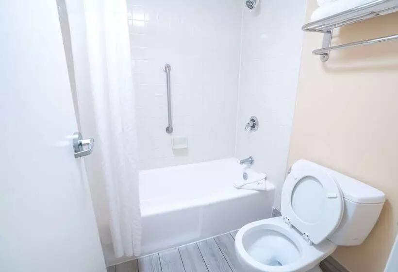 هتل Quality Inn Palm Beach International Airport