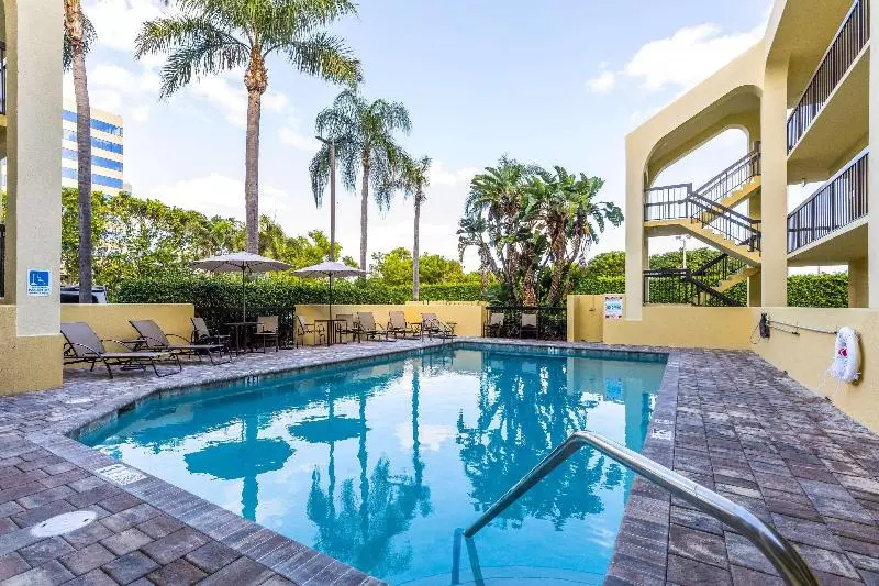 هتل Quality Inn Palm Beach International Airport