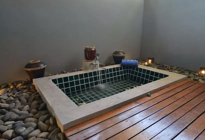 Отель The Quarter Pai