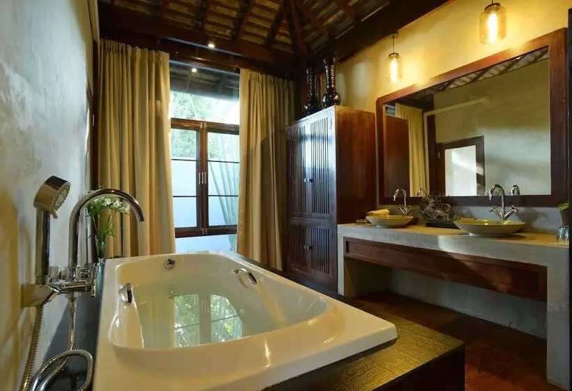 Отель The Quarter Pai