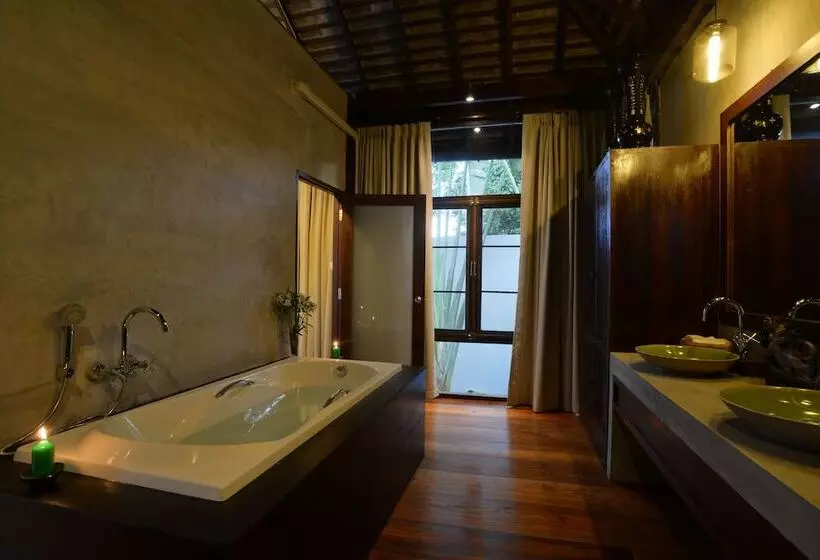 Отель The Quarter Pai