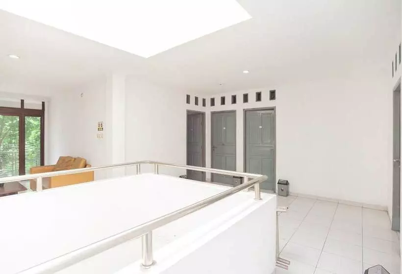 Hotelli Reddoorz Syariah Near Grand Galaxy Park