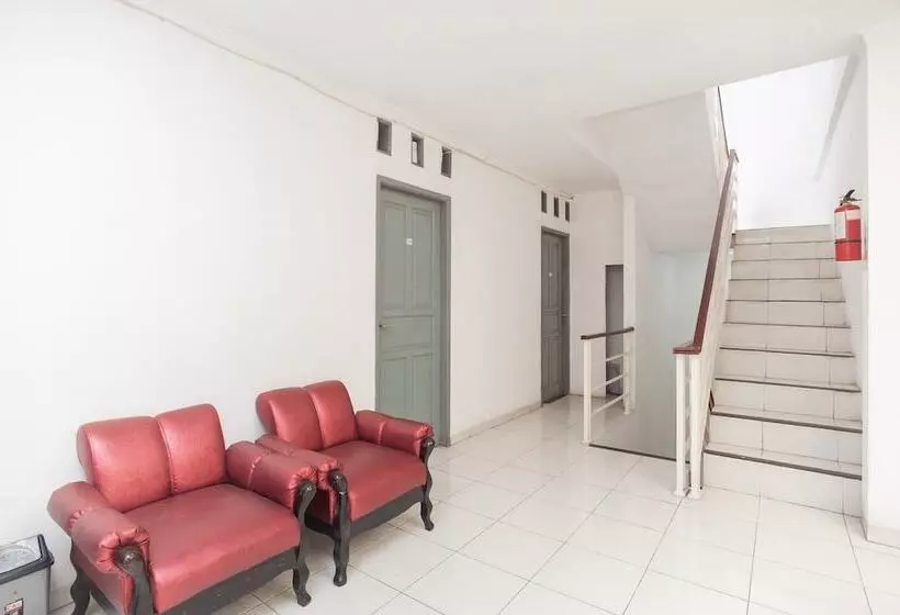 Hotelli Reddoorz Syariah Near Grand Galaxy Park