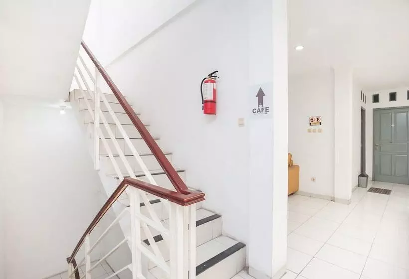 Hotelli Reddoorz Syariah Near Grand Galaxy Park