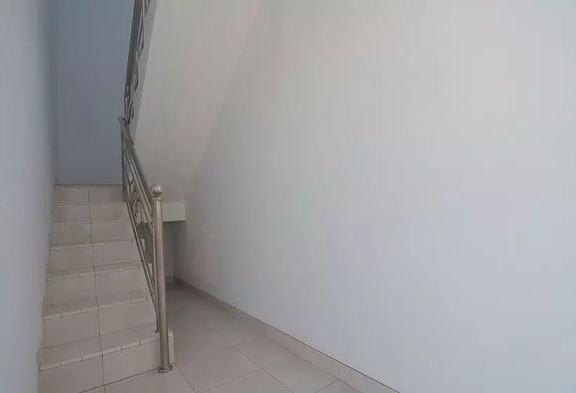 Majatalo Reddoorz Plus Near Alun Alun Kuningan