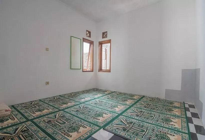 Majatalo Reddoorz Plus Near Alun Alun Kuningan