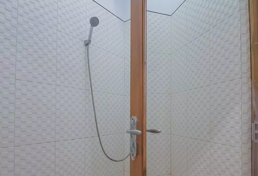 Majatalo Reddoorz Plus Near Alun Alun Kuningan