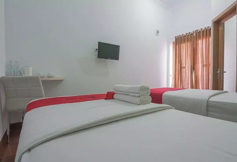 Majatalo Reddoorz Plus Near Alun Alun Kuningan