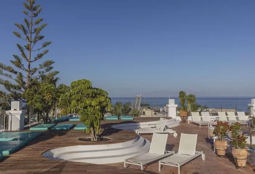 هتل Flamingo Beach Mate