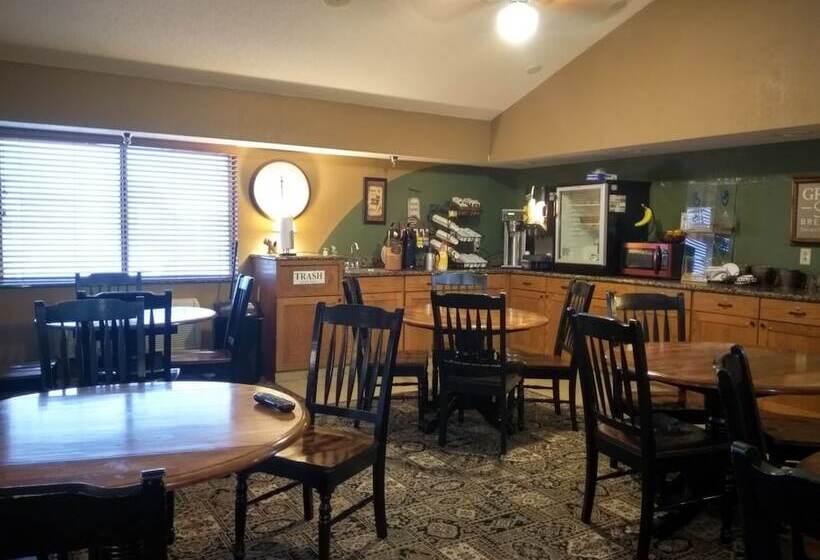 Madelia Hotel & Suites