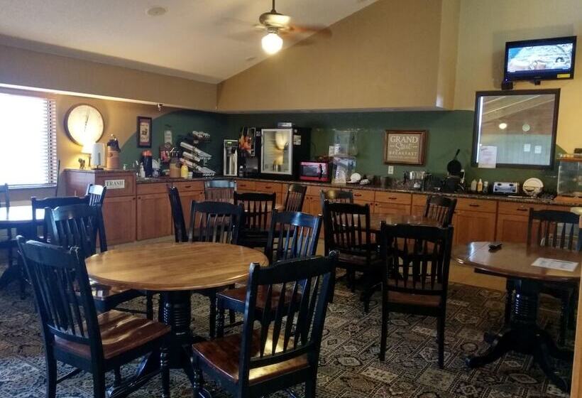 Madelia Hotel & Suites