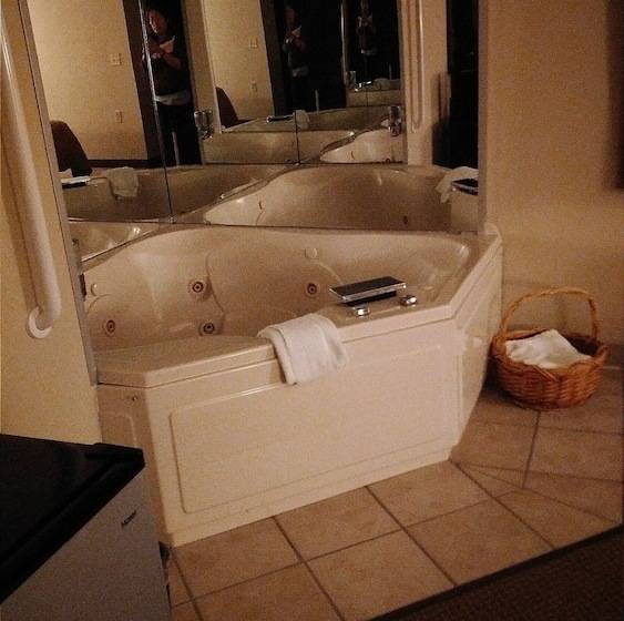 Madelia Hotel & Suites