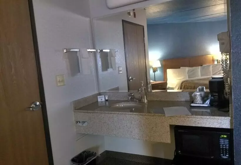 Madelia Hotel & Suites