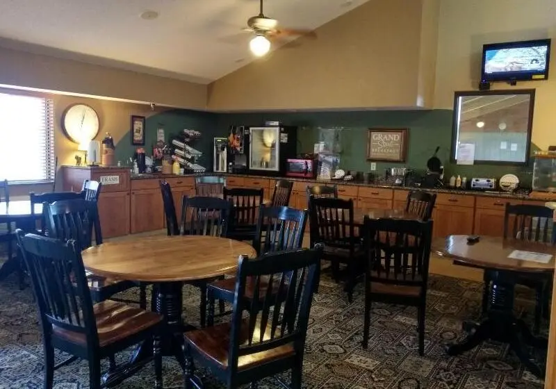 Madelia Hotel & Suites