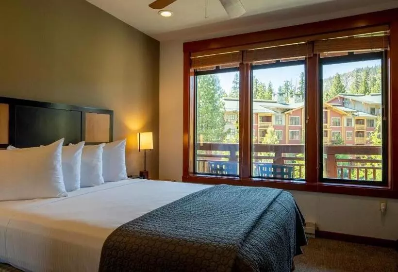 منتجع The Village Lodge