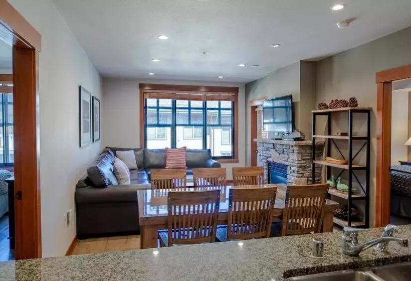 منتجع The Village Lodge