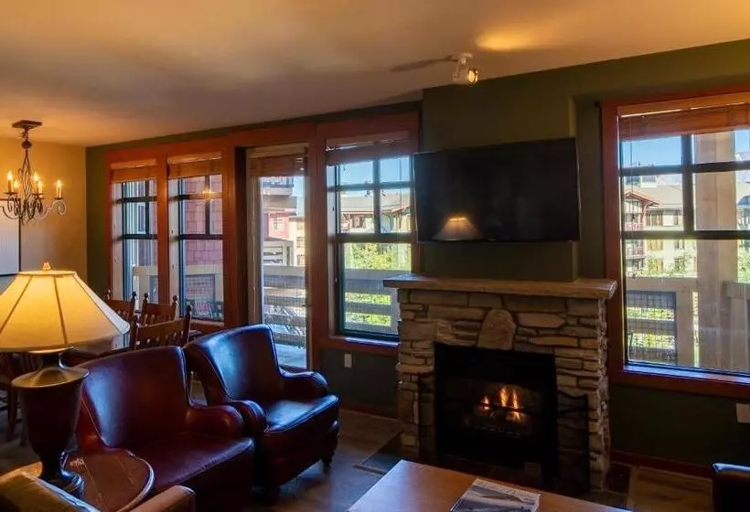 منتجع The Village Lodge