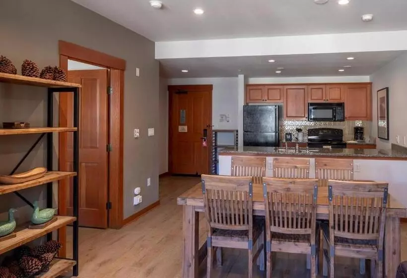 منتجع The Village Lodge