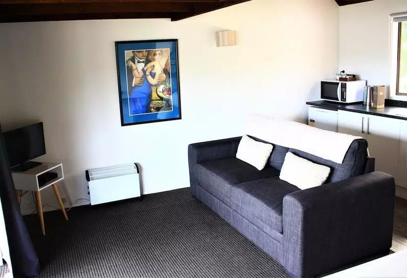 Duvauchelle Seaside Motel