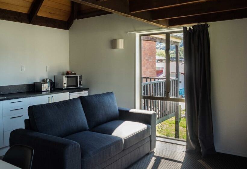 Duvauchelle Seaside Motel