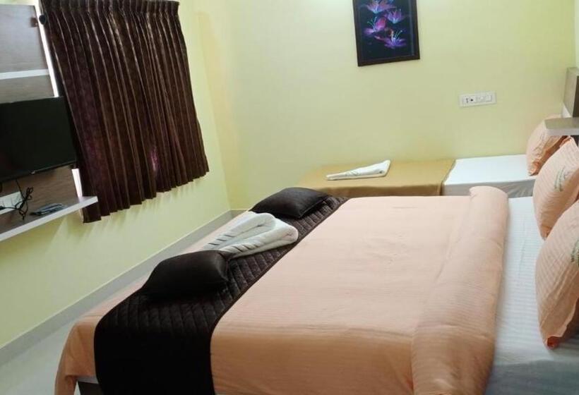 Otel Giri Nandhana Residency