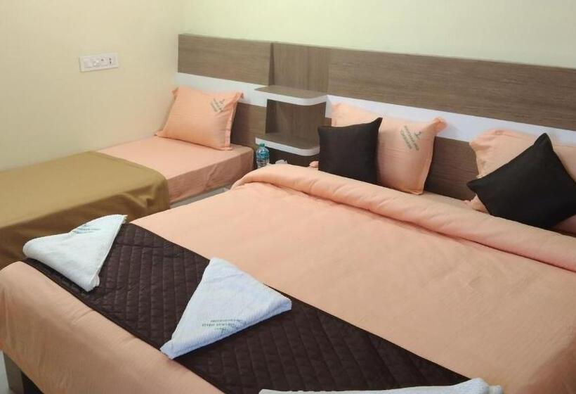 Otel Giri Nandhana Residency