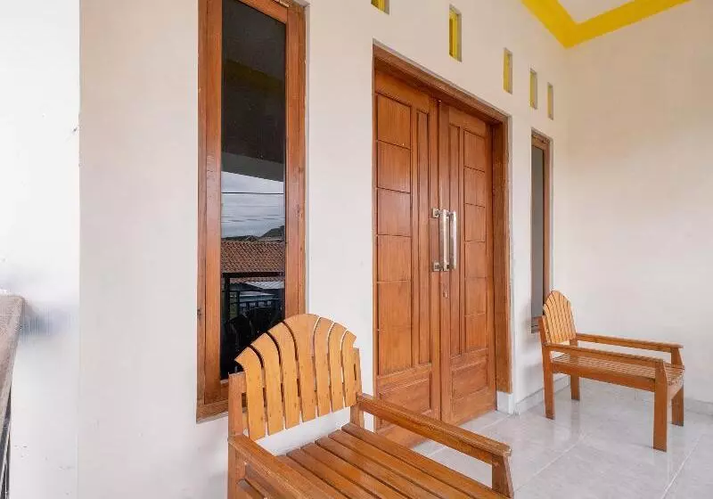 Hotelli Lilik Homestay Syariah By Oyo Rooms