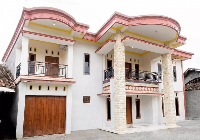 Hotelli Lilik Homestay Syariah By Oyo Rooms