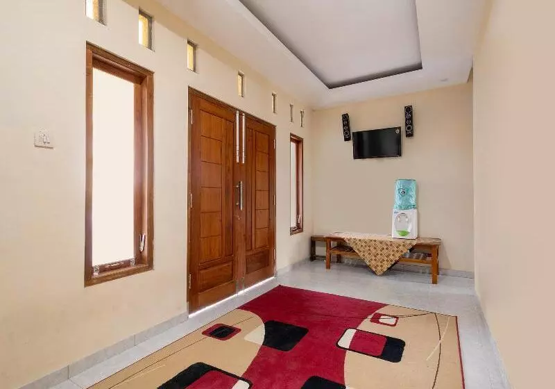 Hotelli Lilik Homestay Syariah By Oyo Rooms