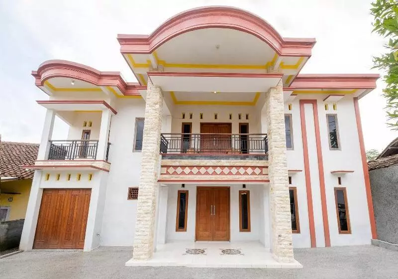 Hotelli Lilik Homestay Syariah By Oyo Rooms