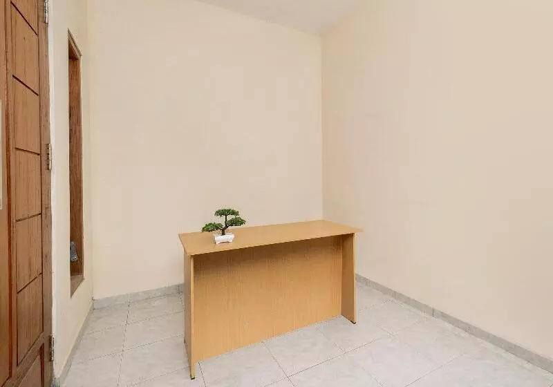 Hotelli Lilik Homestay Syariah By Oyo Rooms