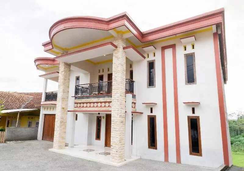 Hotelli Lilik Homestay Syariah By Oyo Rooms