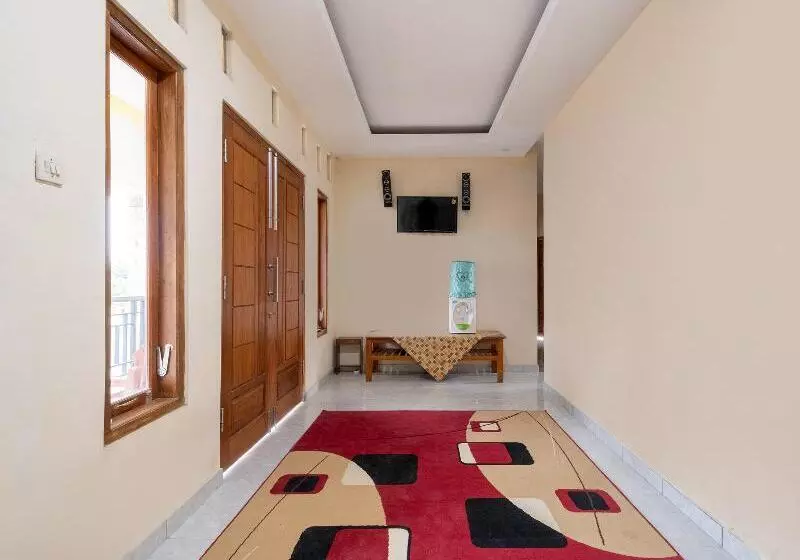 Hotelli Lilik Homestay Syariah By Oyo Rooms