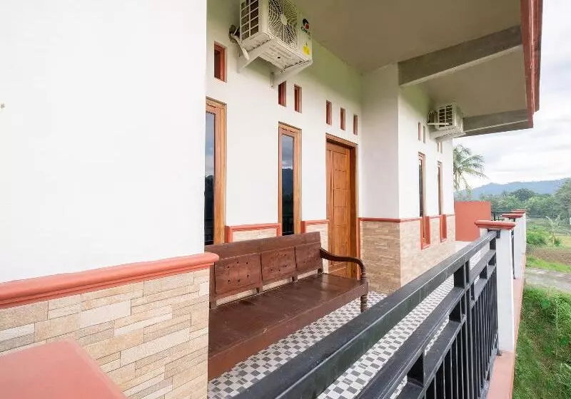 Hotelli Lilik Homestay Syariah By Oyo Rooms