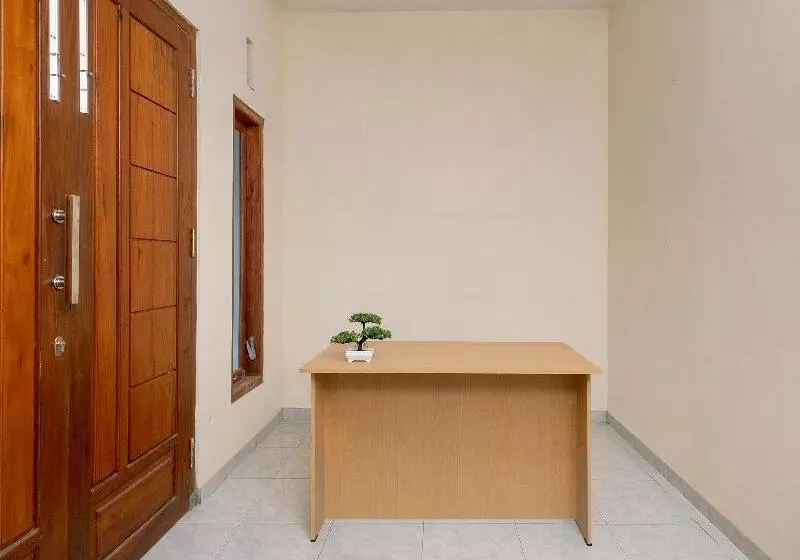 Hotelli Lilik Homestay Syariah By Oyo Rooms