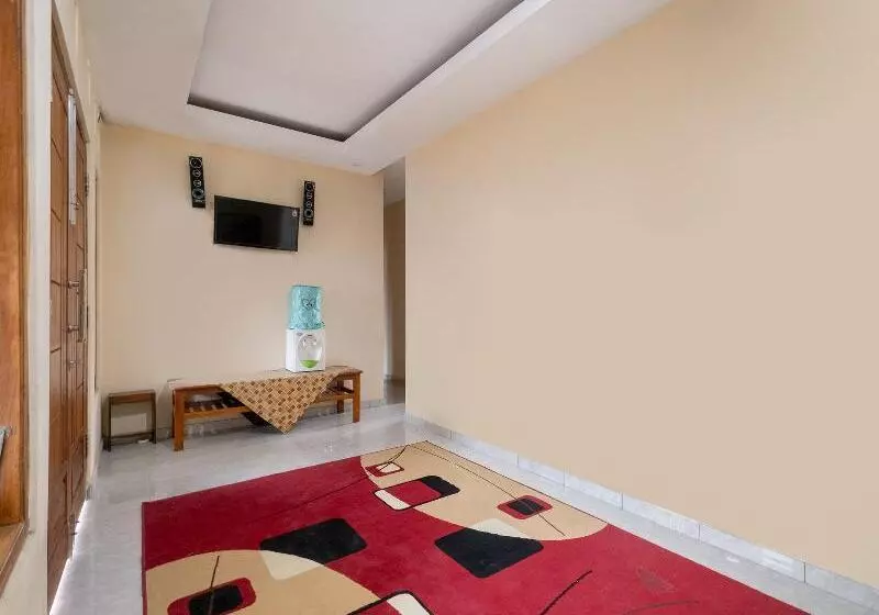 Hotelli Lilik Homestay Syariah By Oyo Rooms