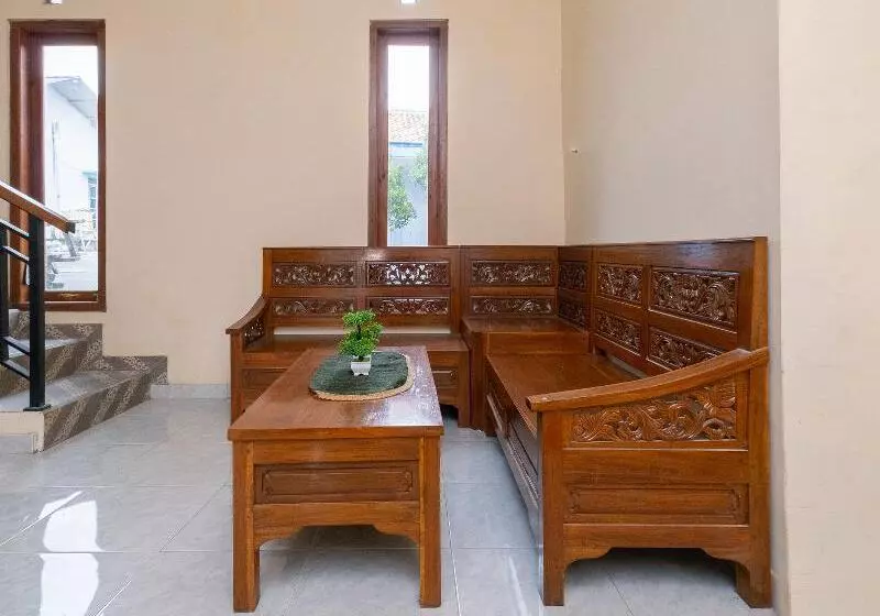 Hotelli Lilik Homestay Syariah By Oyo Rooms