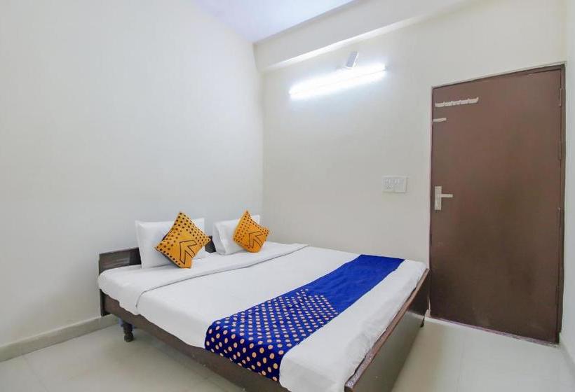 בית מלון כפרי Spot On 46977 City Light Palace And Restaurants