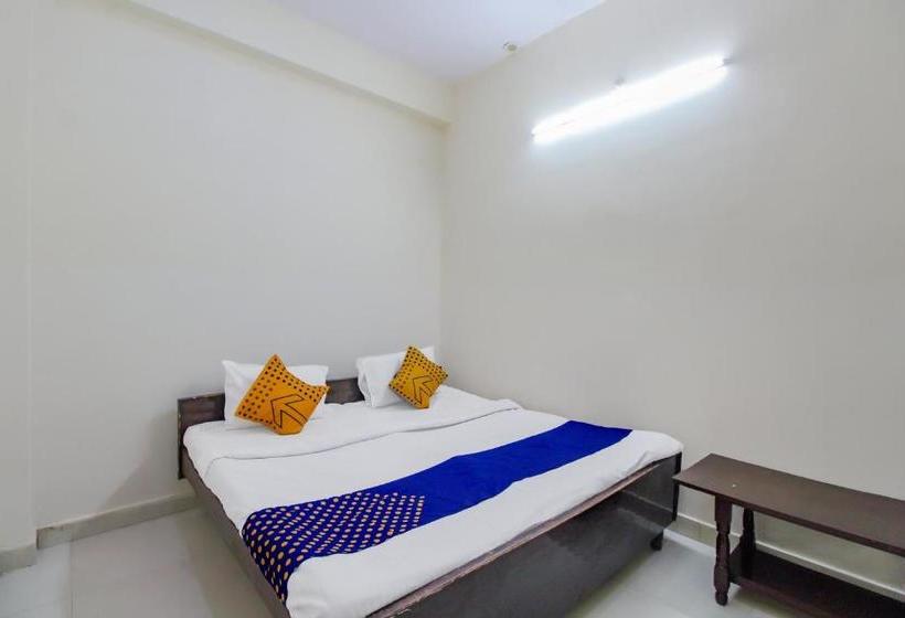 בית מלון כפרי Spot On 46977 City Light Palace And Restaurants