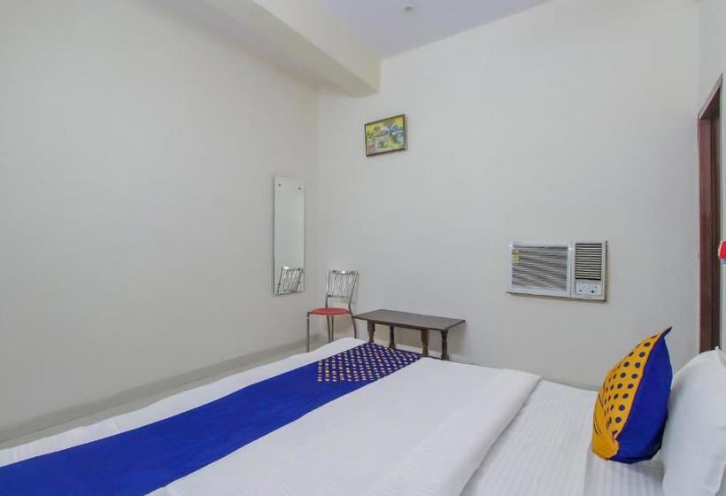 בית מלון כפרי Spot On 46977 City Light Palace And Restaurants