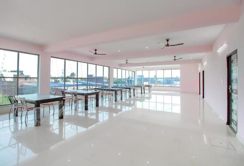 בית מלון כפרי Spot On 46977 City Light Palace And Restaurants