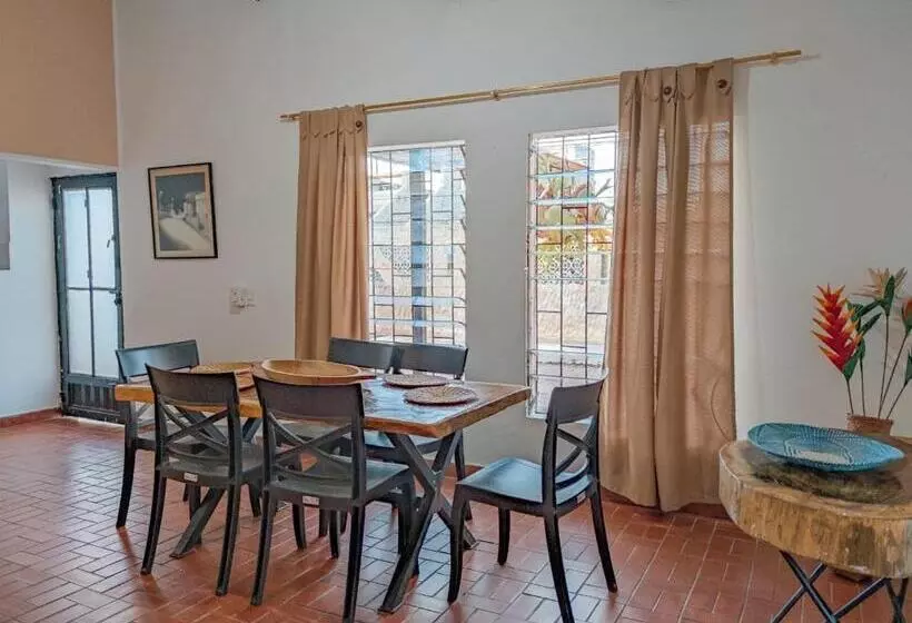 Hotelli La Rosa Náutica Club