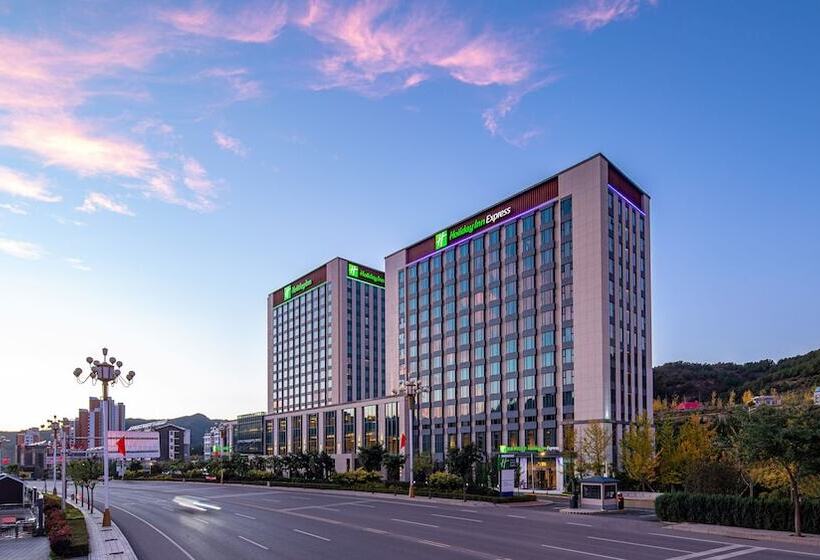 Отель Holiday Inn Express Chengde Park View, An Ihg
